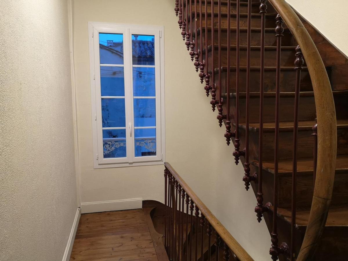T2 avec verrière situé en hyper centre avec wifi, Netflix, linge, draps, savons et serviettes fournis Cognac Exterior foto